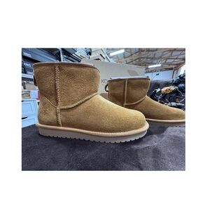 Koolaburra by Uggs Suede Ankle winter Boots size 8